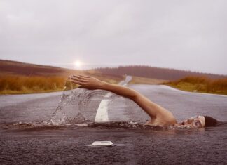 Czy można pływać w basenie w soczewkach?