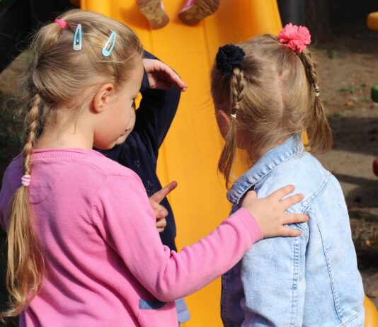 pomoc audiologa lub logopedy dla dziecka